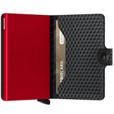 Geöffnetes Secrid Miniwallet Cubic mit rotem Aluminium Case und optischem Cubcs-Muster