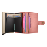 Aufgeklappte Secrid Wallets Miniwallet Pebble in Rose mit Platz für Karten und Scheine