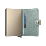 Geöffnetes Secrid Miniwallet Pebble in Sea Green mit Möglichkeit zur Personalisierung