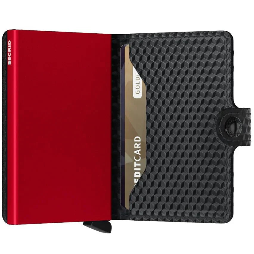 Geöffnetes Secrid Miniwallet Cubic mit rotem Aluminium Case und optischem Cubcs-Muster